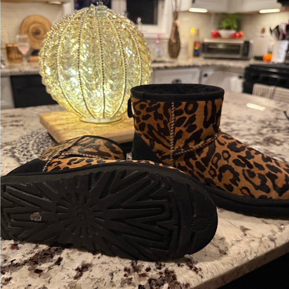 UGG limited edition cheetah boots - Picture 2 of 4